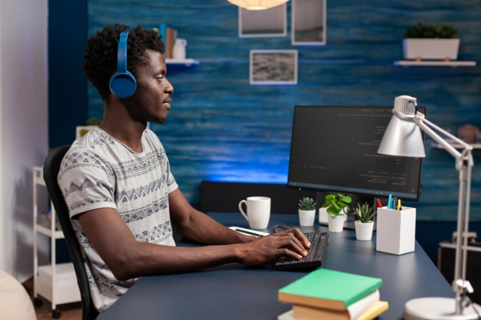 Ambiente di lavoro moderno con postazioni per web design